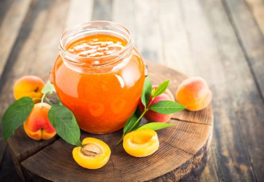 cam kavanoz ev yapımı kayısı reçel yakın görünüm