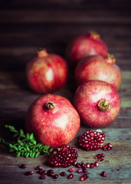 ahşap masa üzerinde taze nar görünümü kadar kapatın