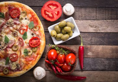 taze pişmiş lezzetli İtalyan pizza ahşap masa üzerinde