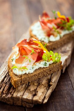 ekmek ile ev yapımı aperatifler görünümünü kapat 