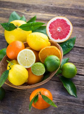 ahşap zemin üzerinde taze narenciye görünümü yakın yukarı