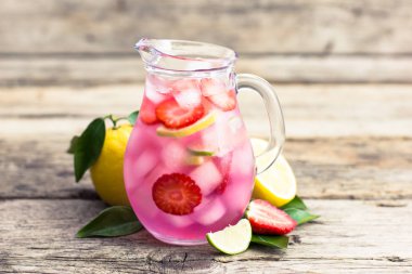 çilek ve limon ahşap yüzeyde içkiyle serinletici görünümü kadar kapatın