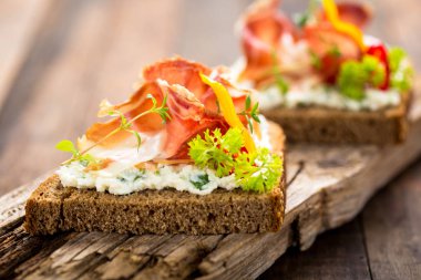 ekmek ile ev yapımı aperatifler görünümünü kapat 