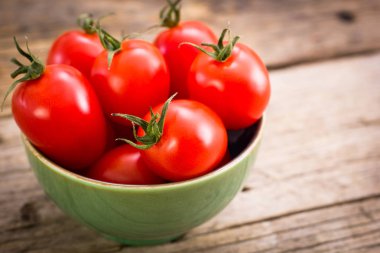 ahşap arka plan üzerinde kase taze domates görünümü kadar kapatın