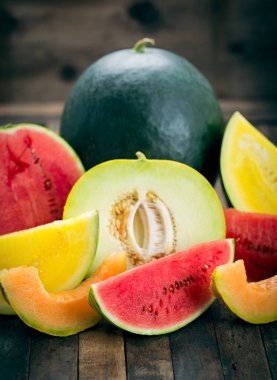 ahşap masa üzerinde taze karpuz ve kavun görünümü kadar kapatın