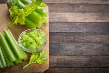 ahşap zemin üzerinde taze sağlıklı kereviz