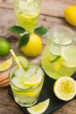 ahşap zemin üzerinde cam soğuk ferahlatıcı limonata görünümü kadar kapatın