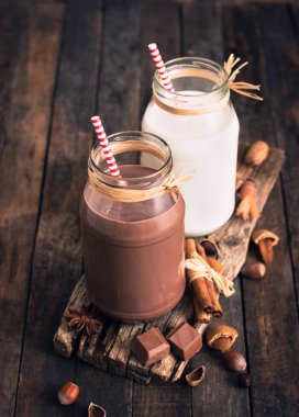 Görünümü kavanozların içinde süt ve çikolata meşrubatının ahşap masa kapatmak