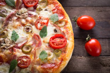 taze pişmiş lezzetli İtalyan pizza ahşap masa üzerinde