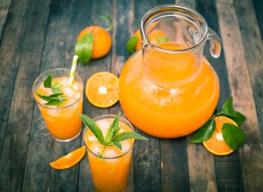 ahşap masa üzerinde gözlük taze portakal suyu görünümü yakın