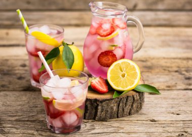 serinletici içecekler çilek ve limon ahşap yüzey üzerinde görünümü kapatın