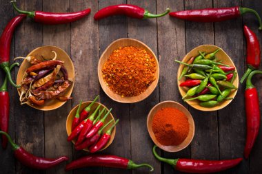 ahşap yüzeyde düzenlenmiş biber biber Üstten Görünüm