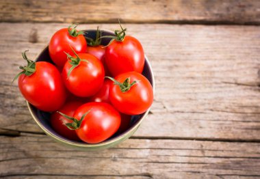 ahşap arka plan üzerinde kase taze domates görünümü kadar kapatın