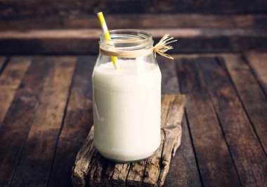 ahşap arka plan üzerinde taze süt görünümü kadar kapatın