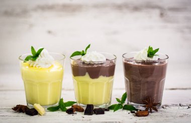 lezzetli çikolatalı tatlılar bakış ahşap masa üzerinde kapatın