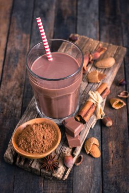 çikolata meşrubatını cam görünümü ahşap zemin üzerine kadar kapatın