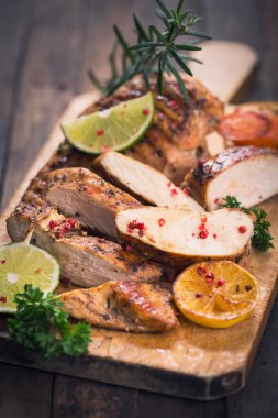 ahşap arka planda servis edilen ızgara etin yakın görünümü