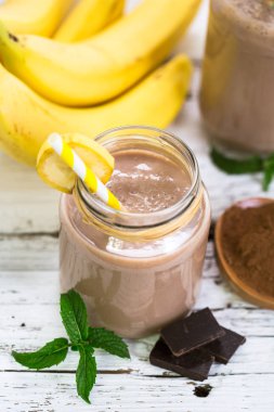 lezzetli çikolata görünümü kapatın ve muz üzerinde ahşap masa üstü çöl