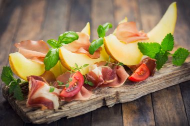 ahşap yüzeyde lezzetli hamon ve kavun adet görünümü kadar kapatın