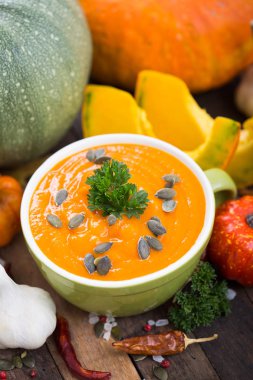 lezzetli kabak çorbası görünümünü ahşap arka plan üzerinde kapatın