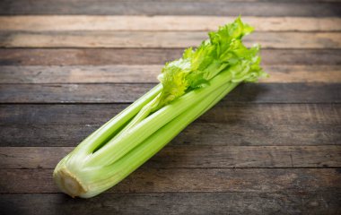 ahşap masa üzerinde taze kereviz görünümü kadar kapatın