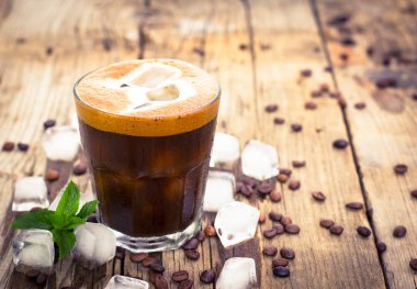 ahşap zemin üzerinde servis edilen buz kahvesi aromatik fincan yakın görünüm