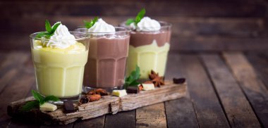 lezzetli çikolatalı tatlılar bakış ahşap masa üzerinde kapatın