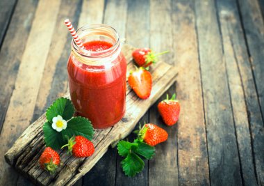ahşap arka planda cam taze çilek suyu görünümü yakın