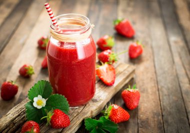 ahşap arka planda cam taze çilek suyu görünümü yakın