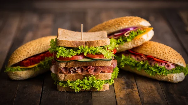 Yapımı Sandviçler Bakış Ahşap Masa Üzerinde Kapatın — Stok fotoğraf