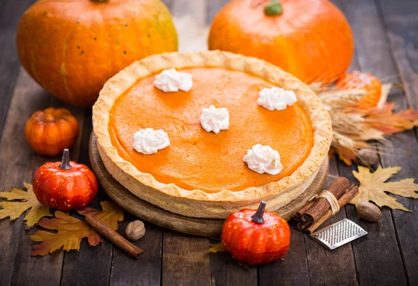 ev yapımı kabak pasta bakış ahşap masa üzerinde kapatın