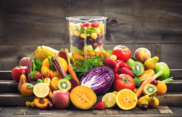 Vue Rapprochée Des Légumes Fruits Frais Disposés Sur Fond Bois — Photo