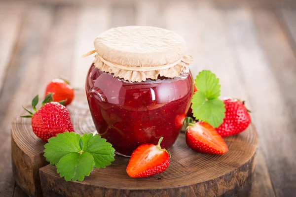 Nahaufnahme Von Hausgemachter Erdbeermarmelade Glas Auf Holzgrund — Stockfoto