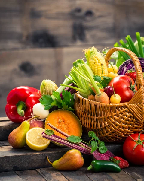 Vista Cerca Verduras Frutas Frescas Dispuestas Sobre Fondo Madera — Foto de Stock