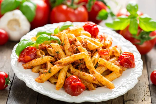 Närbild Utsökt Italiensk Pasta Med Tomater Trä Bord — Stockfoto