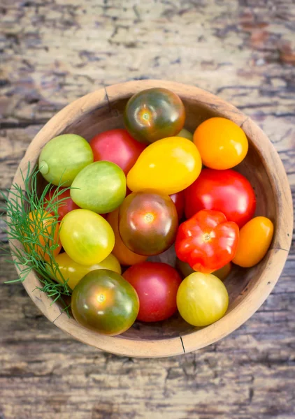 Tomates Fraîches Dans Bol Sur Une Table Bois — Photo
