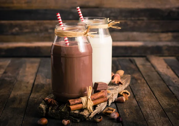 Close Van Chocoladedrank Melk Glazen Potten Houten Tafel — Stockfoto