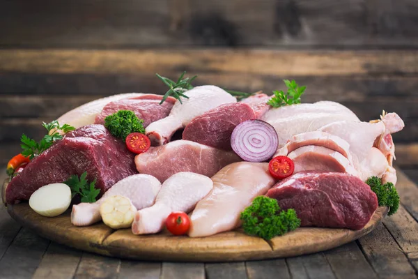 Vista Cerca Una Variedad Carne Cruda Con Verduras Sobre Fondo — Foto de Stock
