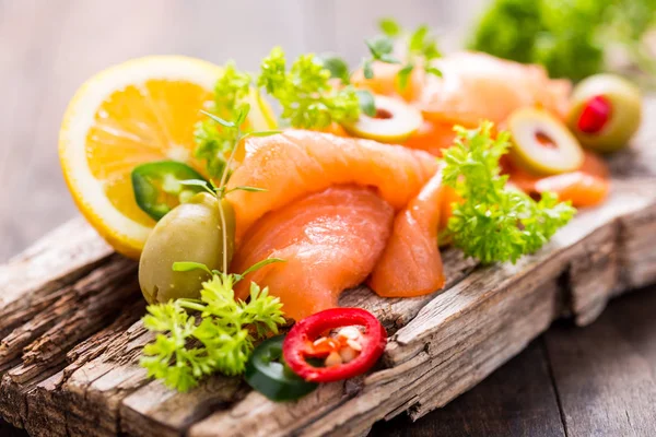 lezzetli limon ve zeytin ahşap yüzeyde somon görünümünü kapat