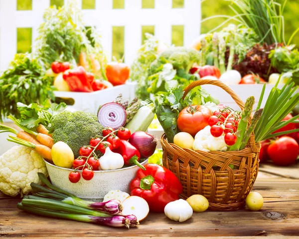 Nahaufnahme Verschiedener Frischer Gemüsesorten Auf Hölzerner Tischplatte — Stockfoto