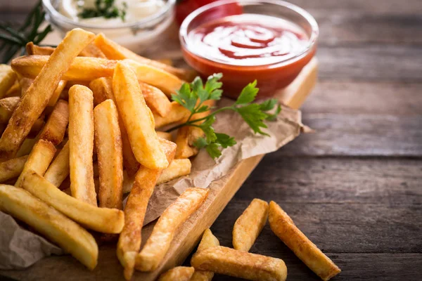 Papas Fritas Salsas Dispuestas Sobre Mesa Madera —  Fotos de Stock