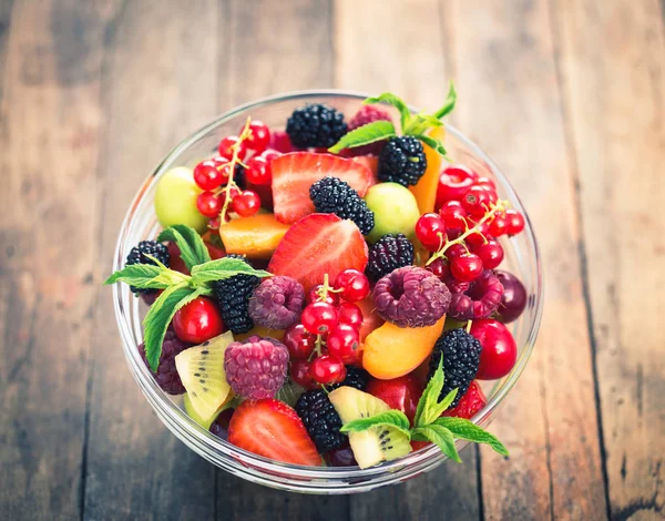 Vista Cerca Frutas Frescas Bayas Tazón Sobre Fondo Madera — Foto de Stock