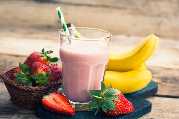 Nahaufnahme Des Leckeren Milchshake Getränks Mit Erdbeeren Und Bananen Auf — Stockfoto