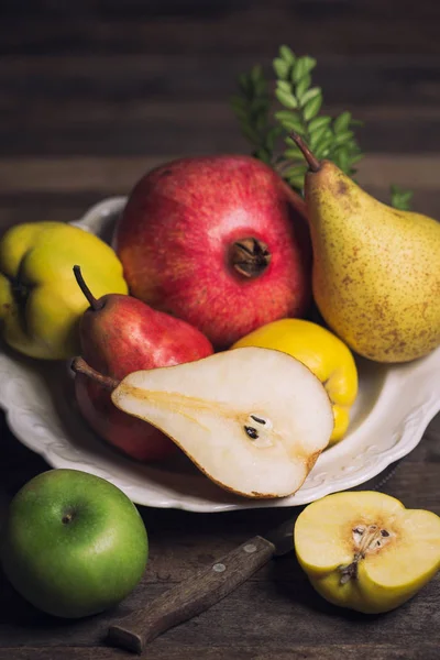 Vista Ravvicinata Frutta Fresca Tavolo Legno — Foto Stock