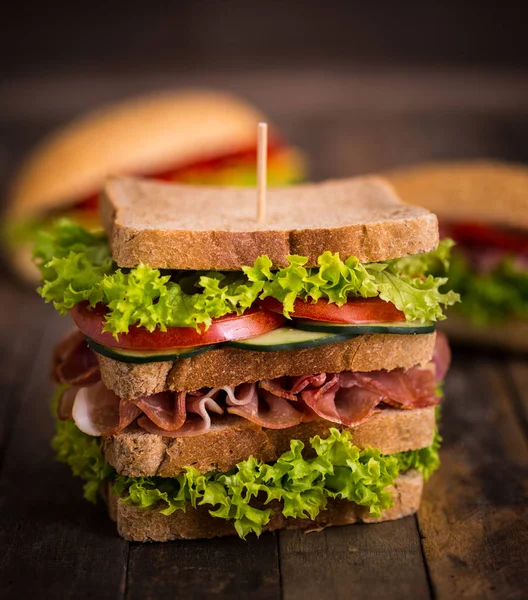 Yapımı Sandviçler Bakış Ahşap Masa Üzerinde Kapatın — Stok fotoğraf