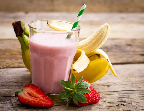 Nahaufnahme Des Leckeren Milchshake Getränks Mit Erdbeeren Und Bananen Auf — Stockfoto