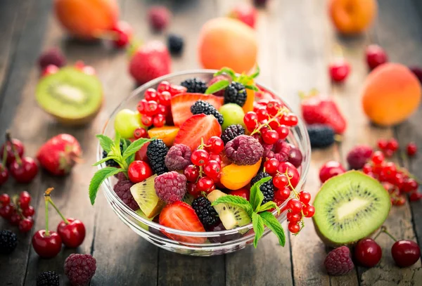 Vista Vicino Frutta Fresca Bacche Ciotola Sfondo Legno — Foto Stock