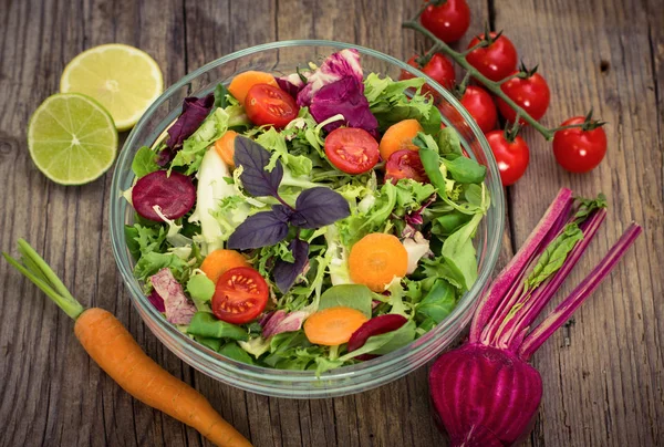 Salada Caseira Fresca Com Legumes Mesa Madeira — Fotografia de Stock