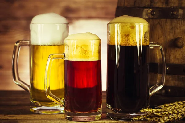 Στενή Εικόνα Των Διαφόρων Ειδών Μπύρας Ξύλινο Τραπέζι — Φωτογραφία Αρχείου