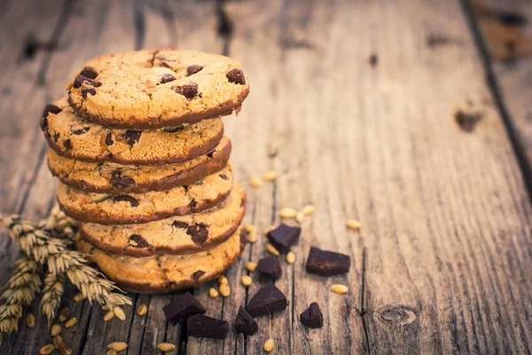 Nahaufnahme Von Süßen Schokoladenkeksen Auf Holztisch — Stockfoto